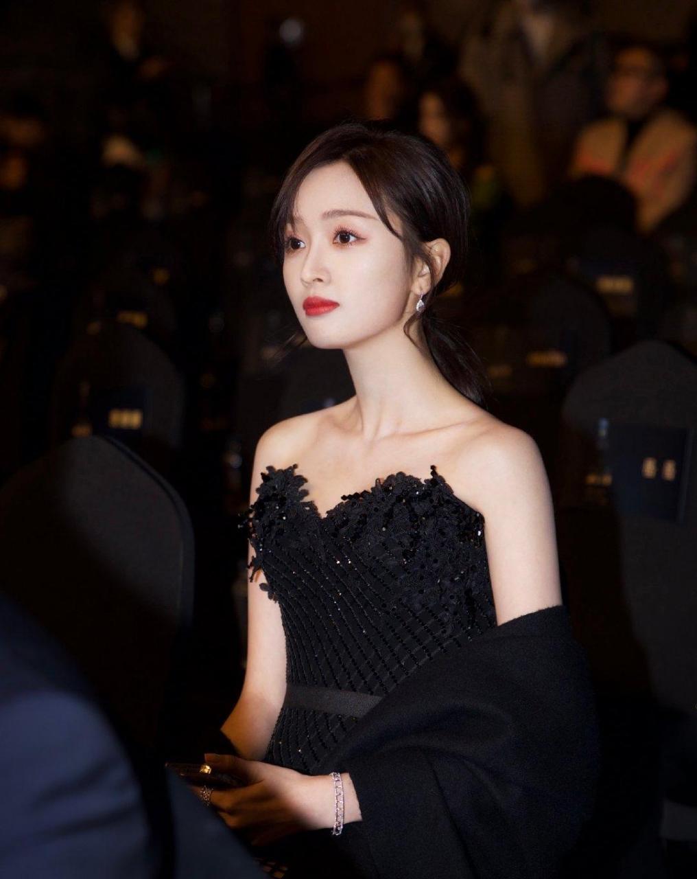吴宣仪,一袭黑色抹胸露背连衣裙,性感迷人