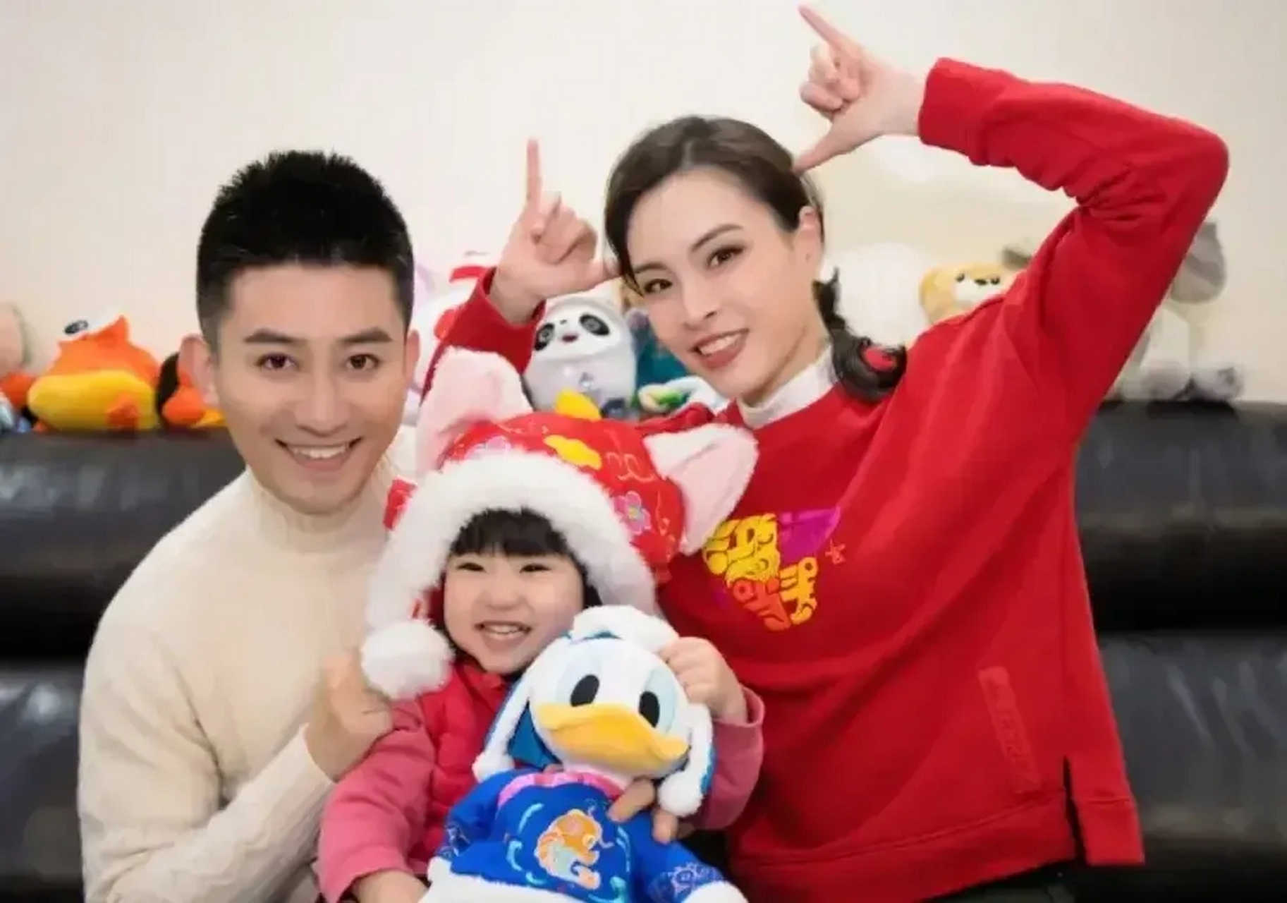 跳水冠军吴敏霞的家庭照: 老公颜值高 女儿长相好 她是大美女 一家三