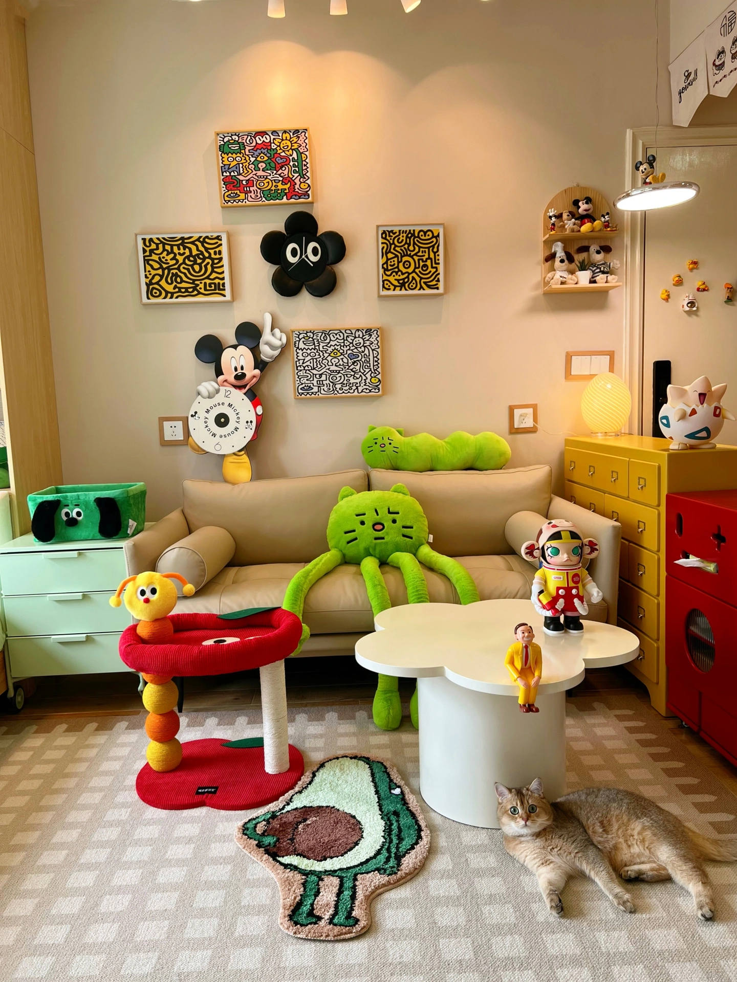 五颜六色的家住里面心情大好[无所谓] :陪它玩娃娃家全家福墙面布置