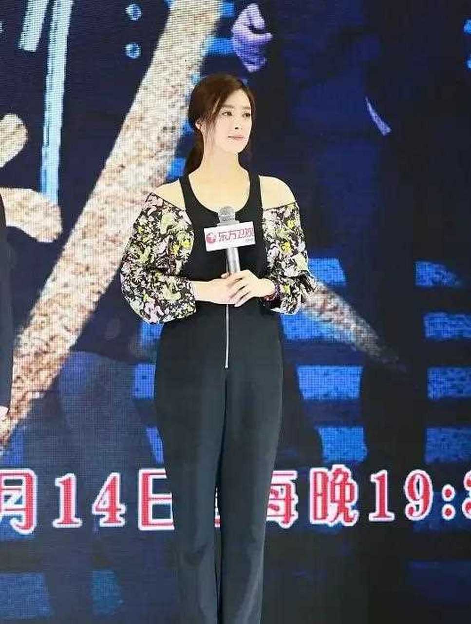 都说蒋欣的身材虎背熊腰,可服装打扮却挺显瘦的,搭配很重要.