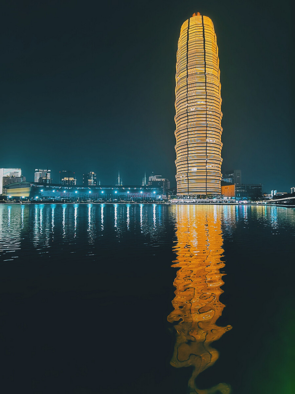 玉米楼原名是千禧广场,因为其外观酷似一根玉米,尤其是夜晚开灯趾后