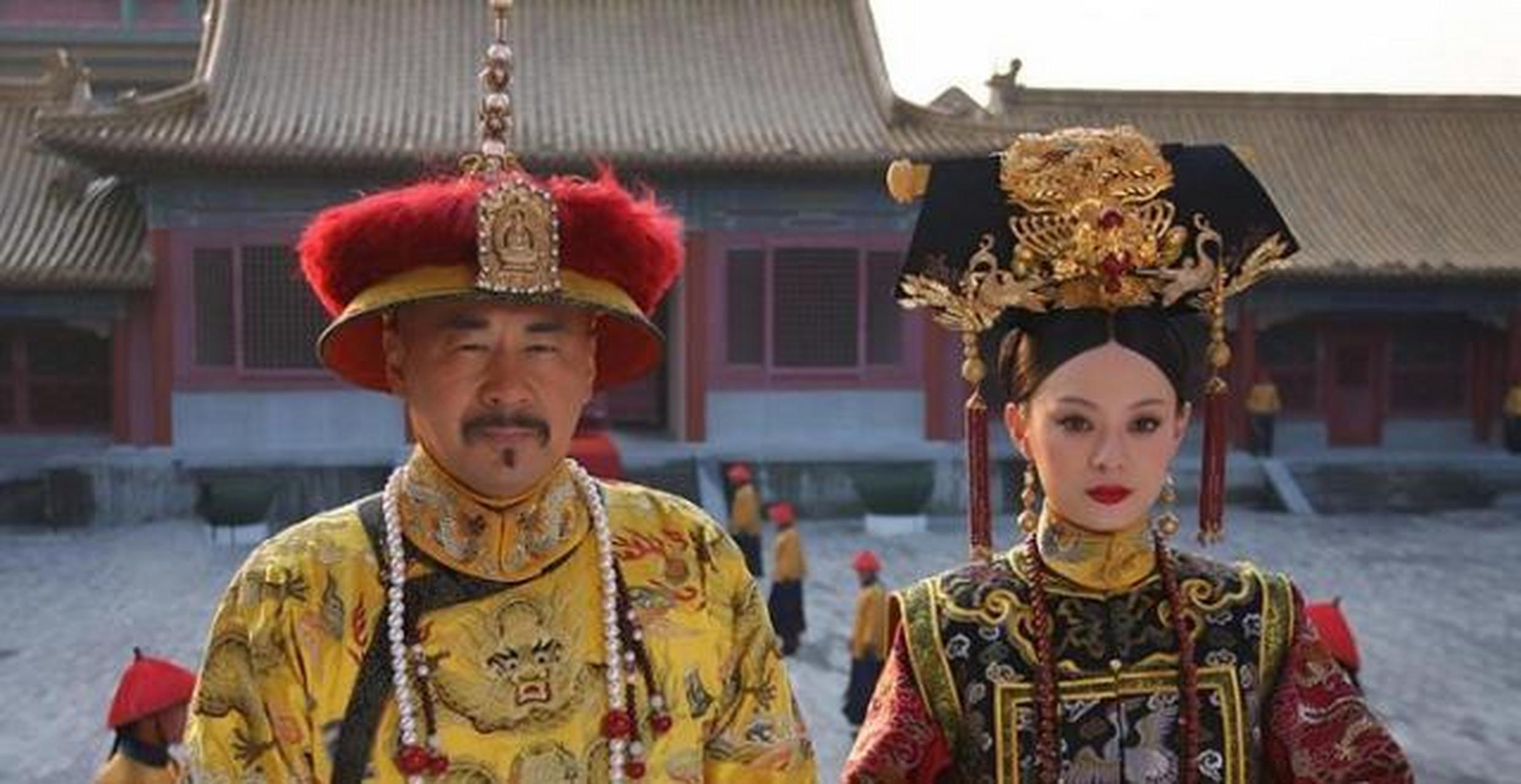 甄嬛因为像纯元皇后而得到了皇上无尽的恩宠,后又因误穿纯元的衣服被