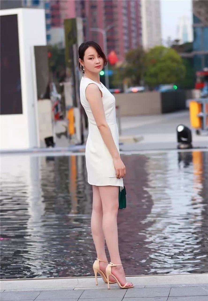 穿一席白色短裙的气质美少妇,成熟优雅的气质喜欢吗?
