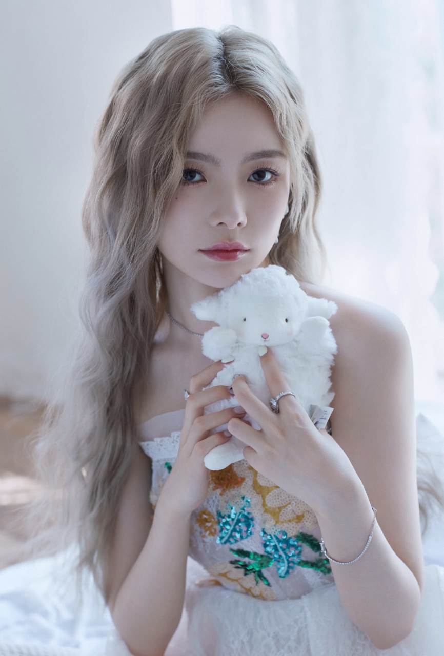 陈卓璇穿抹胸绣花裙甜美风写真[嘘]