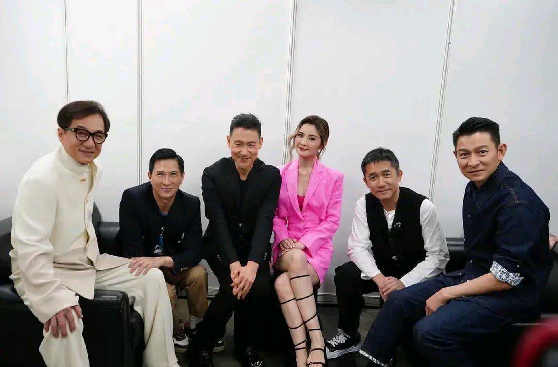 张学友的坐姿太不一样了,男人拍照千万不要并拢双腿.