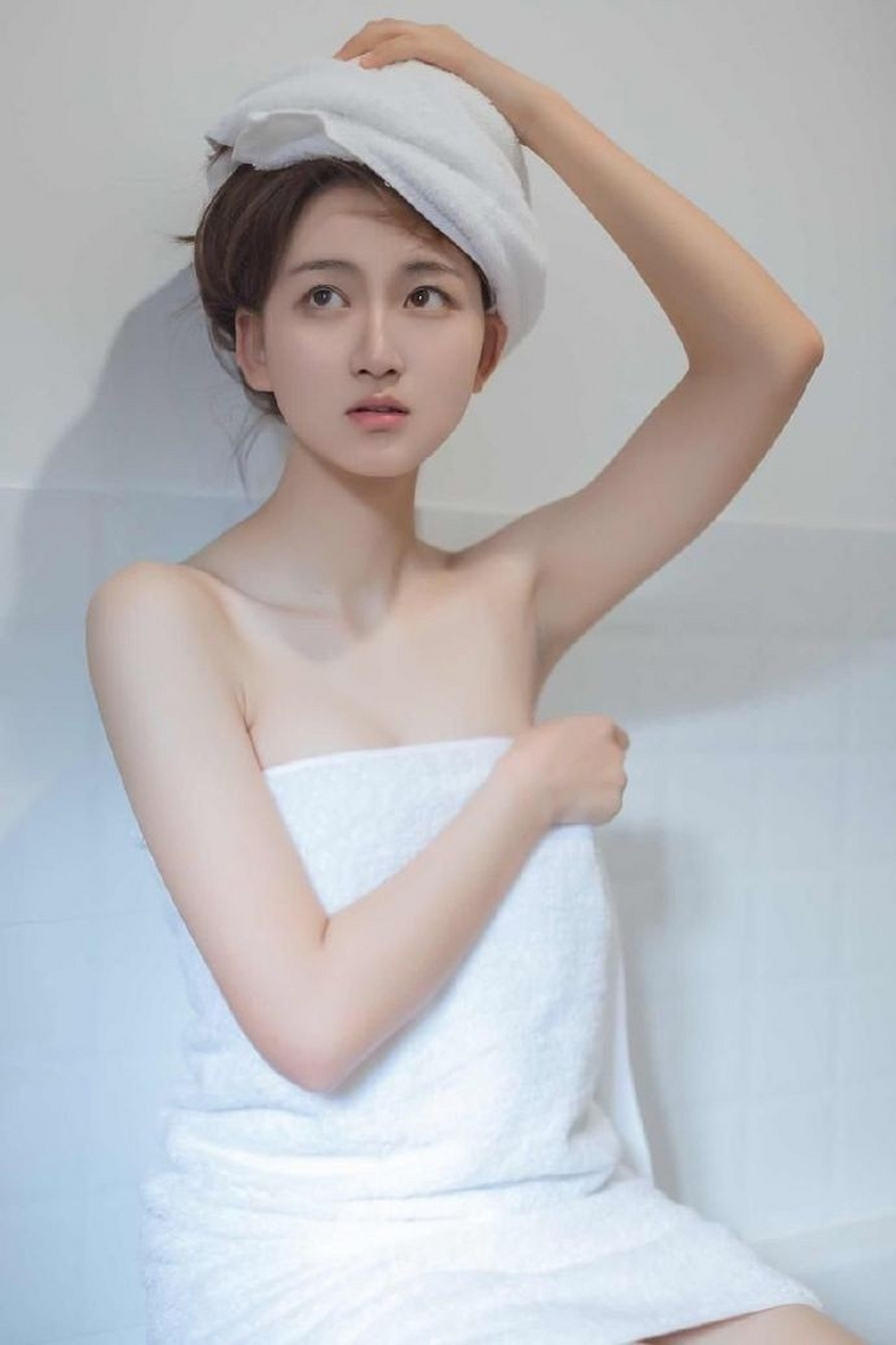 浴室少女肌肤白皙浴袍写真