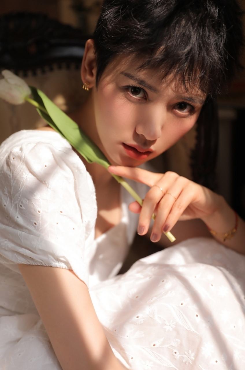 英俊潇洒,性感靓丽的#李晓峰# 容颜秀美,身材高挑,眼神妩媚,勾人心弦