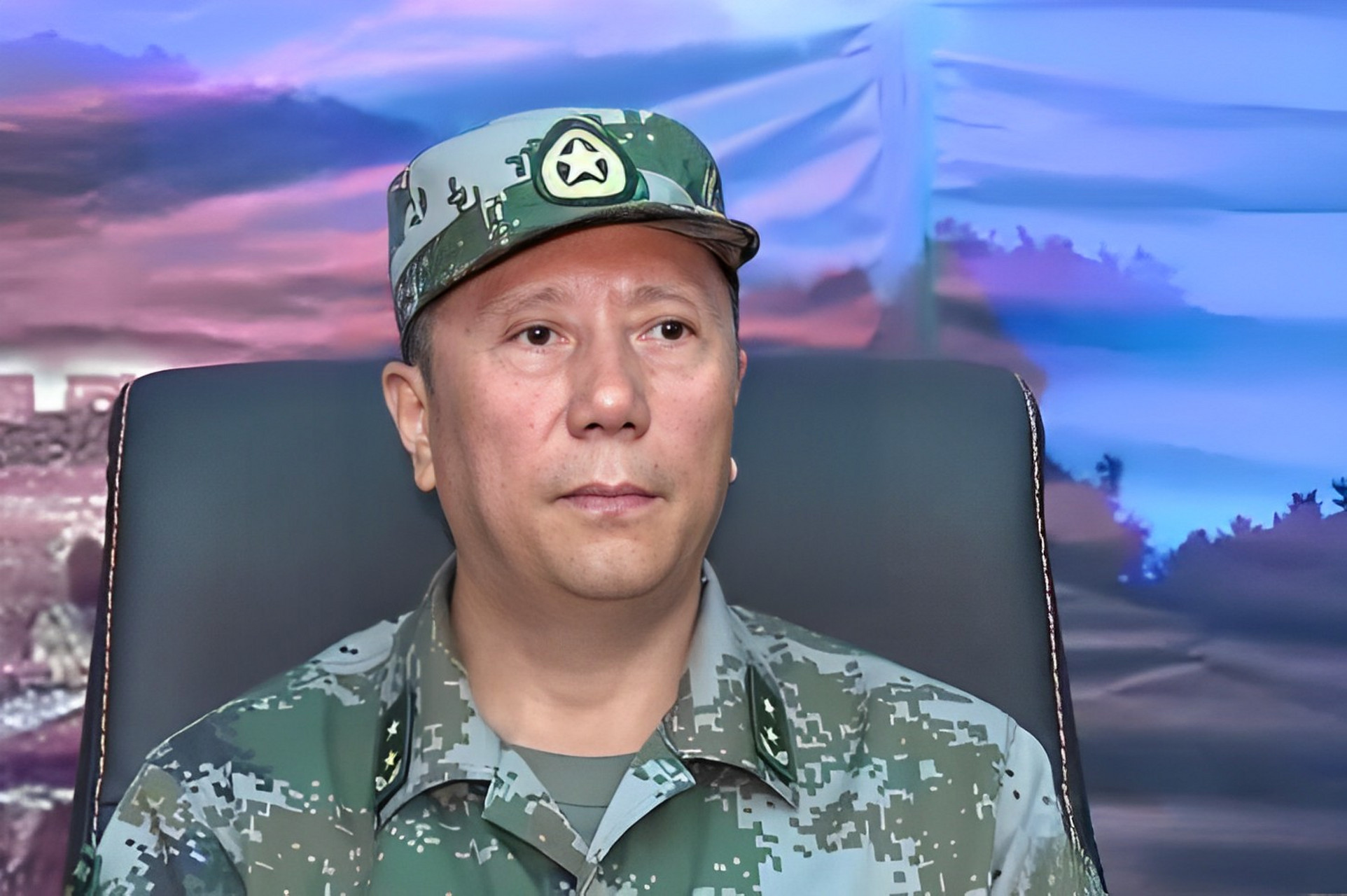 他的名字是秦卫江,名将的长子和秦基伟.