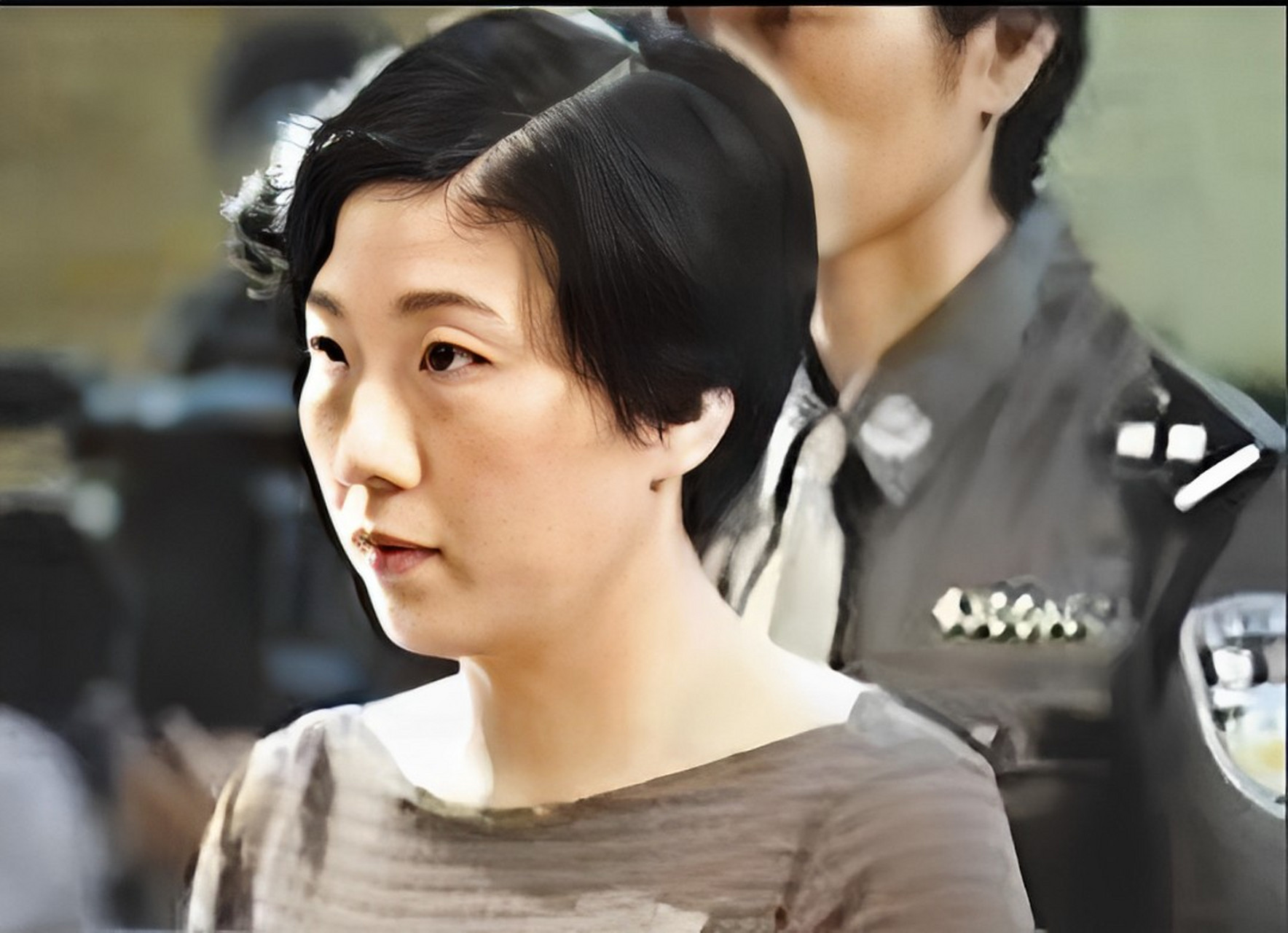 照片中依然美丽的女子,就是曾经担任建工集团副总裁的蒋艳萍