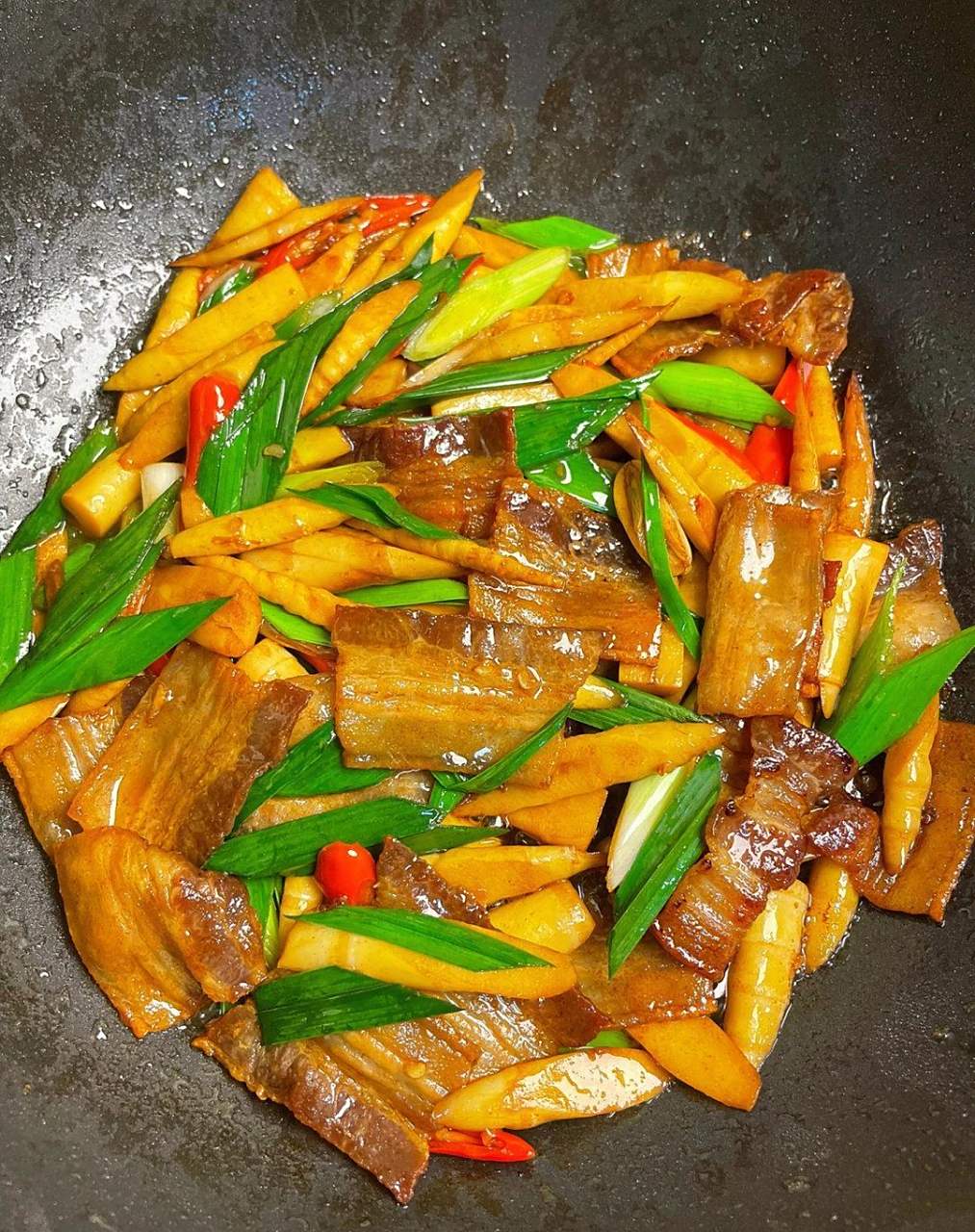 竹笋炒肉,真的好好吃～ 五花肉香辣入味,搭配竹笋的鲜嫩,一点都不腻!