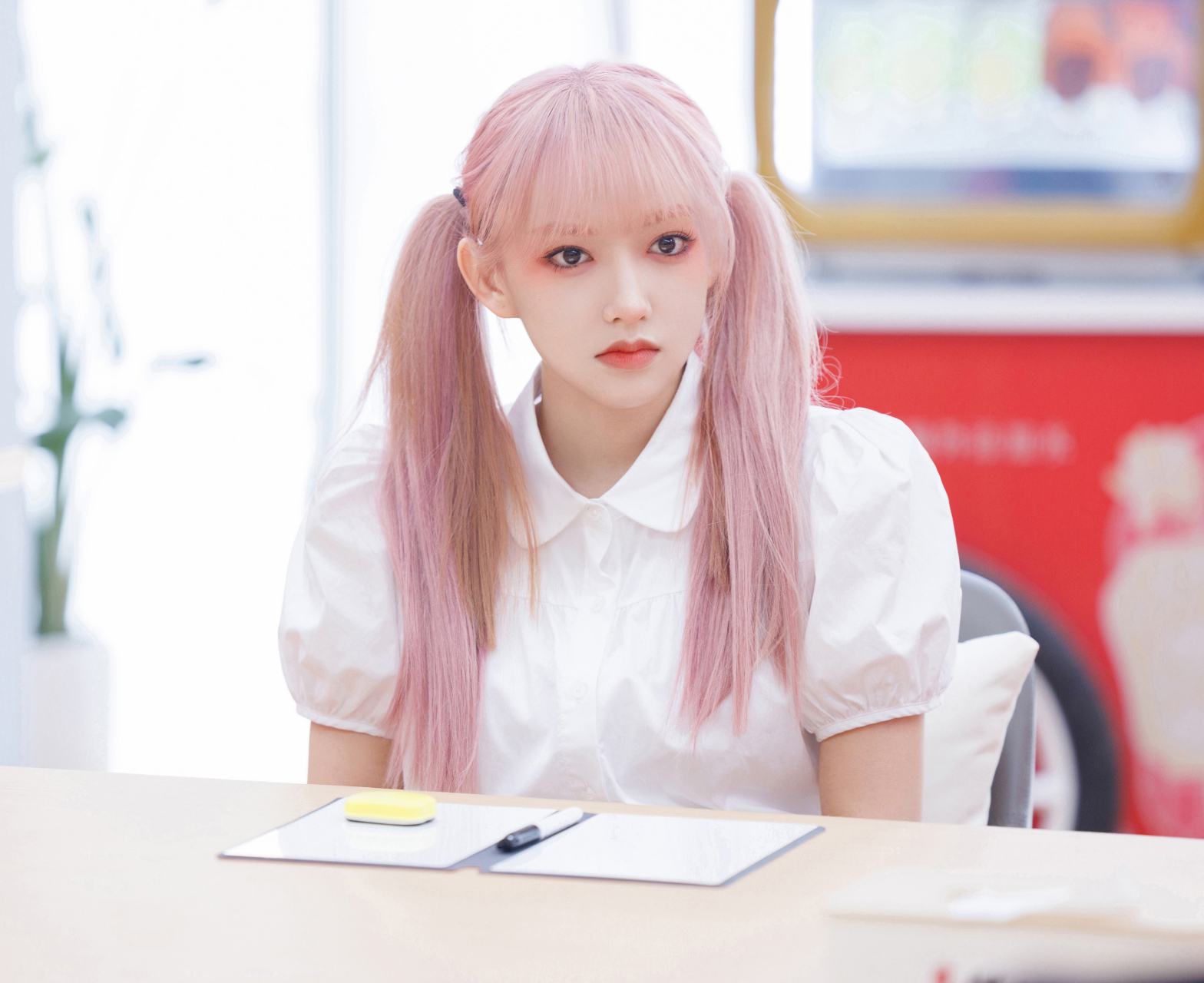 程潇 粉发洋娃娃造型,眼神当中还有一丝俏皮可爱