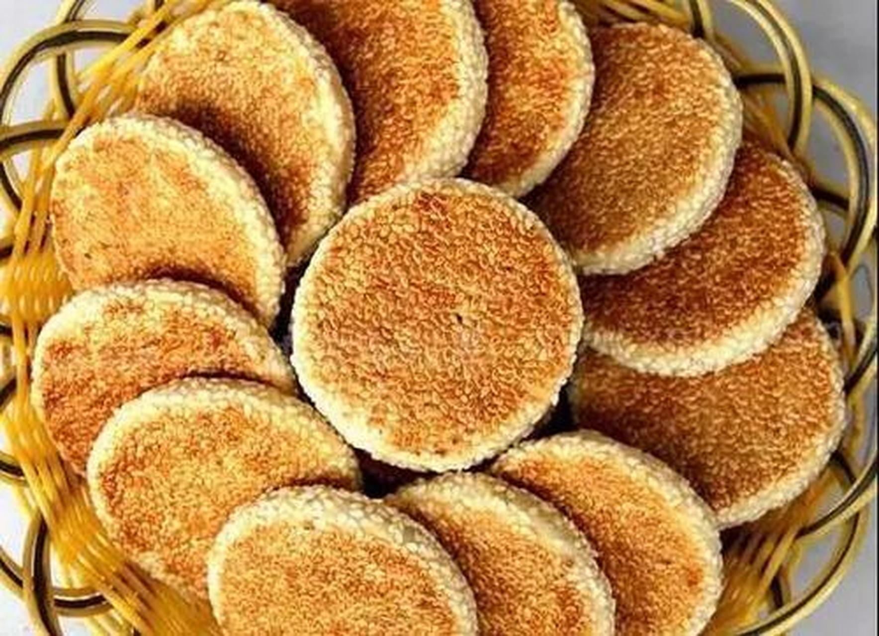 大畈麻饼是湖北咸宁的特色产品,又叫通山麻饼,大畈麻饼有着悠久的历史