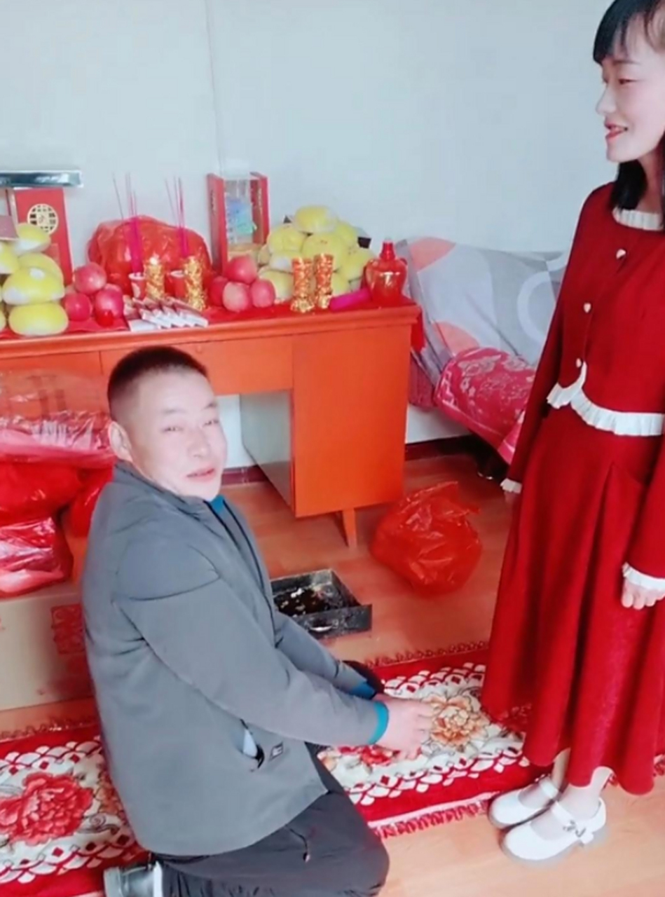 求婚不是单膝跪地吗?男方怎么双膝着地了!看着有点憨傻啊