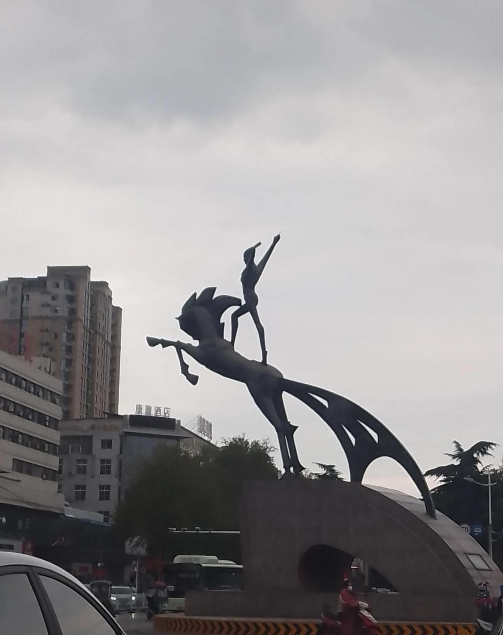 焦作铜马上面女骑士,看着好像没穿衣服一样.