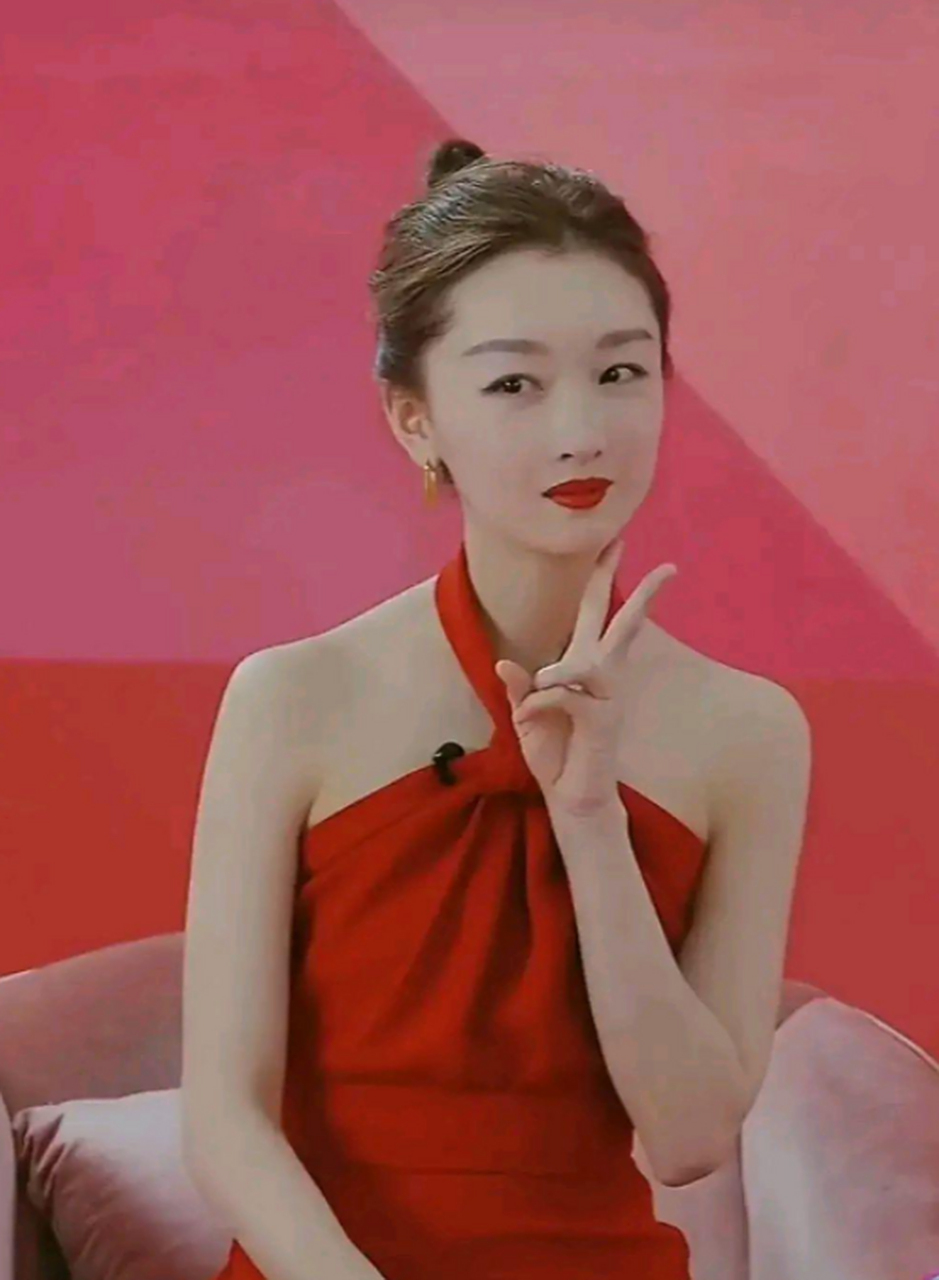 迪丽热巴,杨紫,周冬雨,三位90花同一天营业照,都是同年的,状态都很不