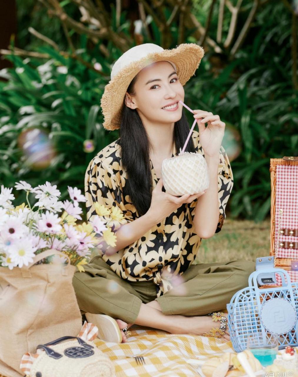 张柏芝晒春游照,春光烂漫时时适合去春游~张柏芝头戴草帽手捧雏菊笑得