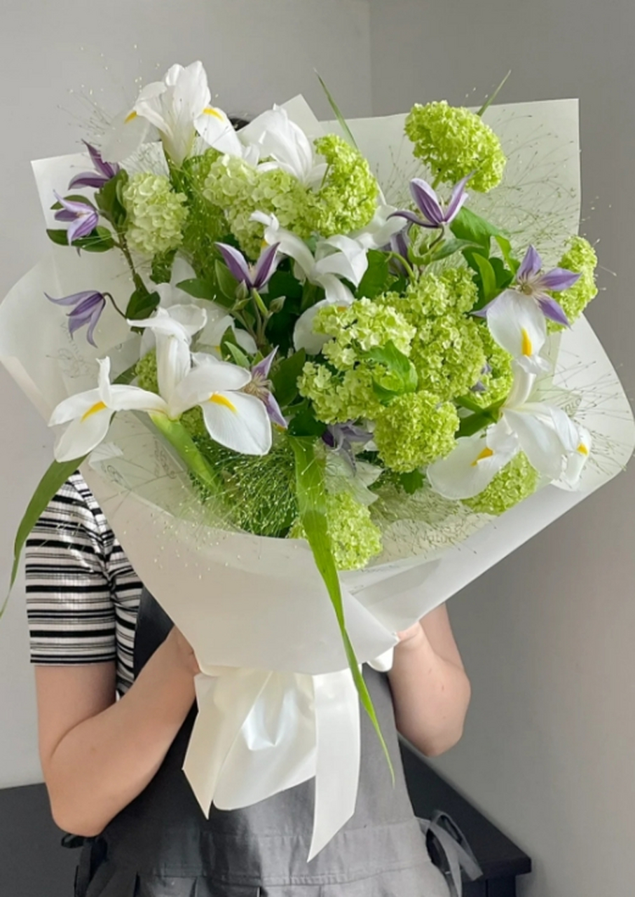 充满朝气和灵动的花束 这束绿色系花束,就像是为她量身定做的一般.