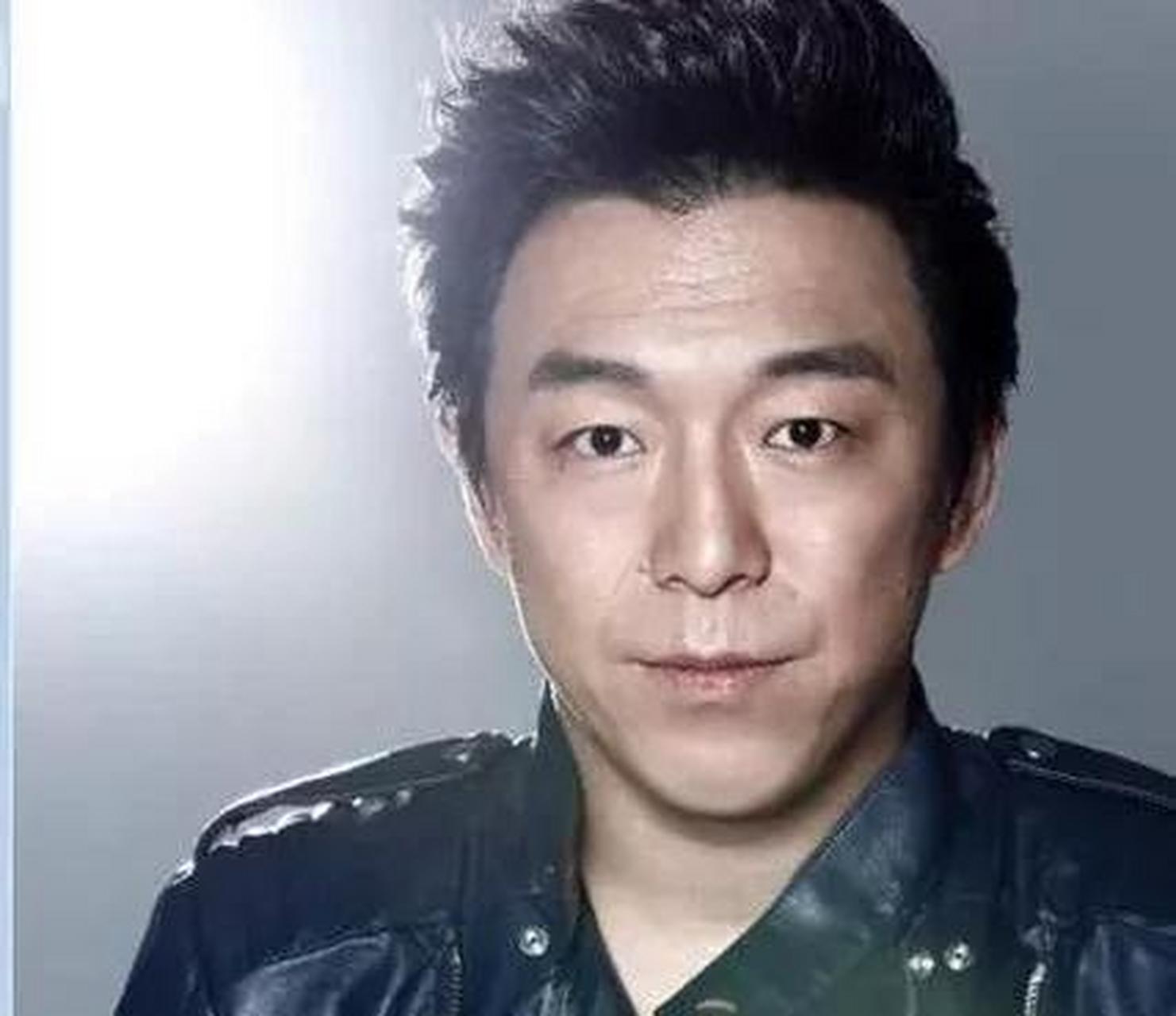 一次,黄渤开着自己那辆二手的小赛欧,去参加一个颁奖典礼,谁知在门口