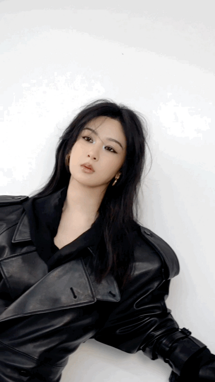 杨紫戴皮手套杨紫皮衣烟熏妆造型哇撒