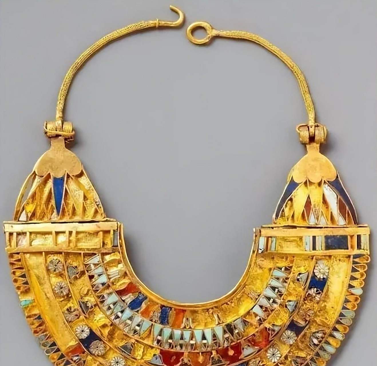 古埃及黄金珠宝工艺及作品的文化蕴涵  古埃及文化是人类历史上最为