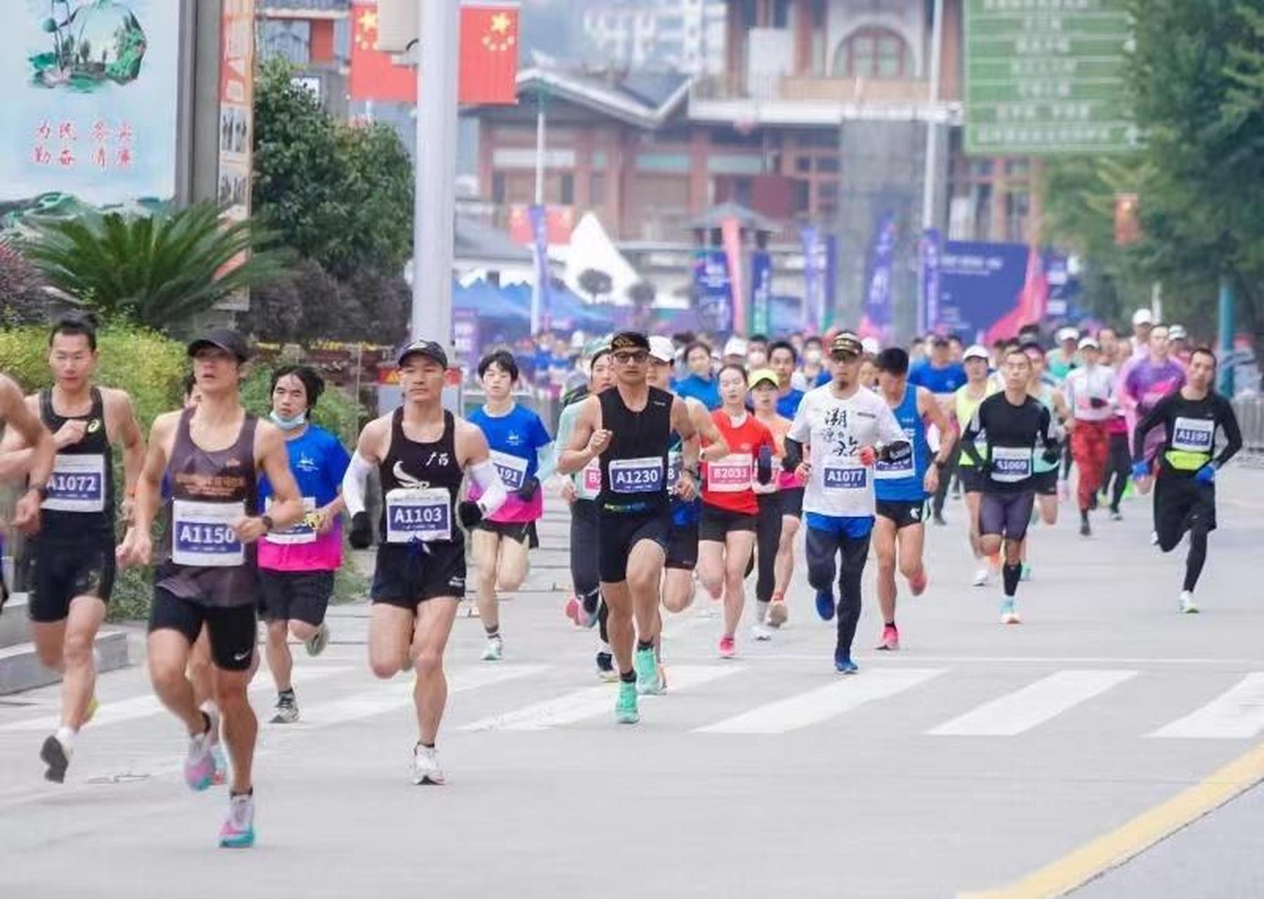 广西龙胜:马拉松爱好者"健康跑"迎新年 广西区内外的5000多名马拉松