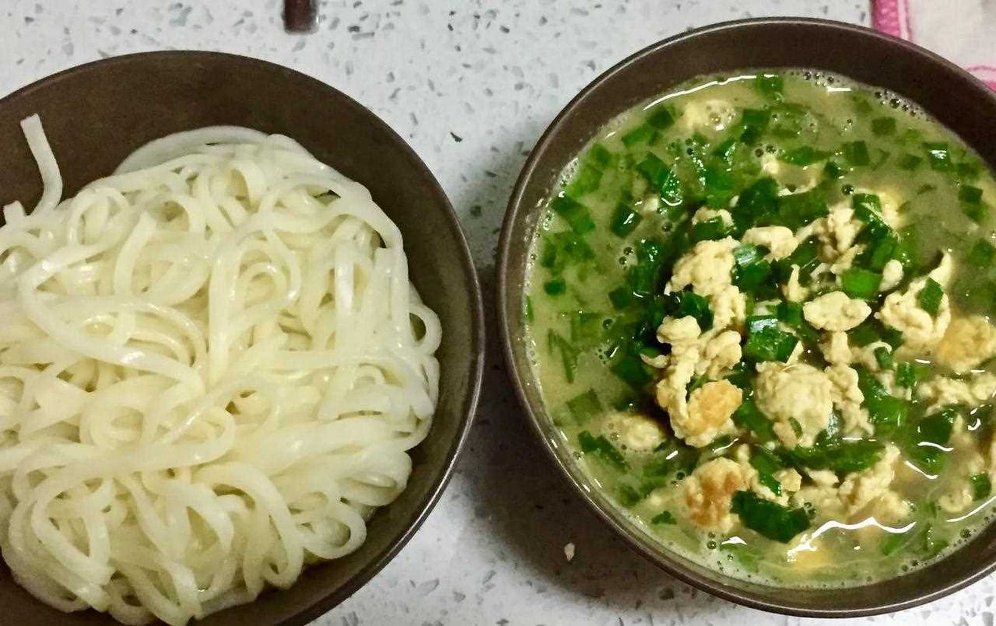 今日午餐:韭菜鸡蛋打卤面 翻冰箱还有一包外买的切面,另外冰箱里还有