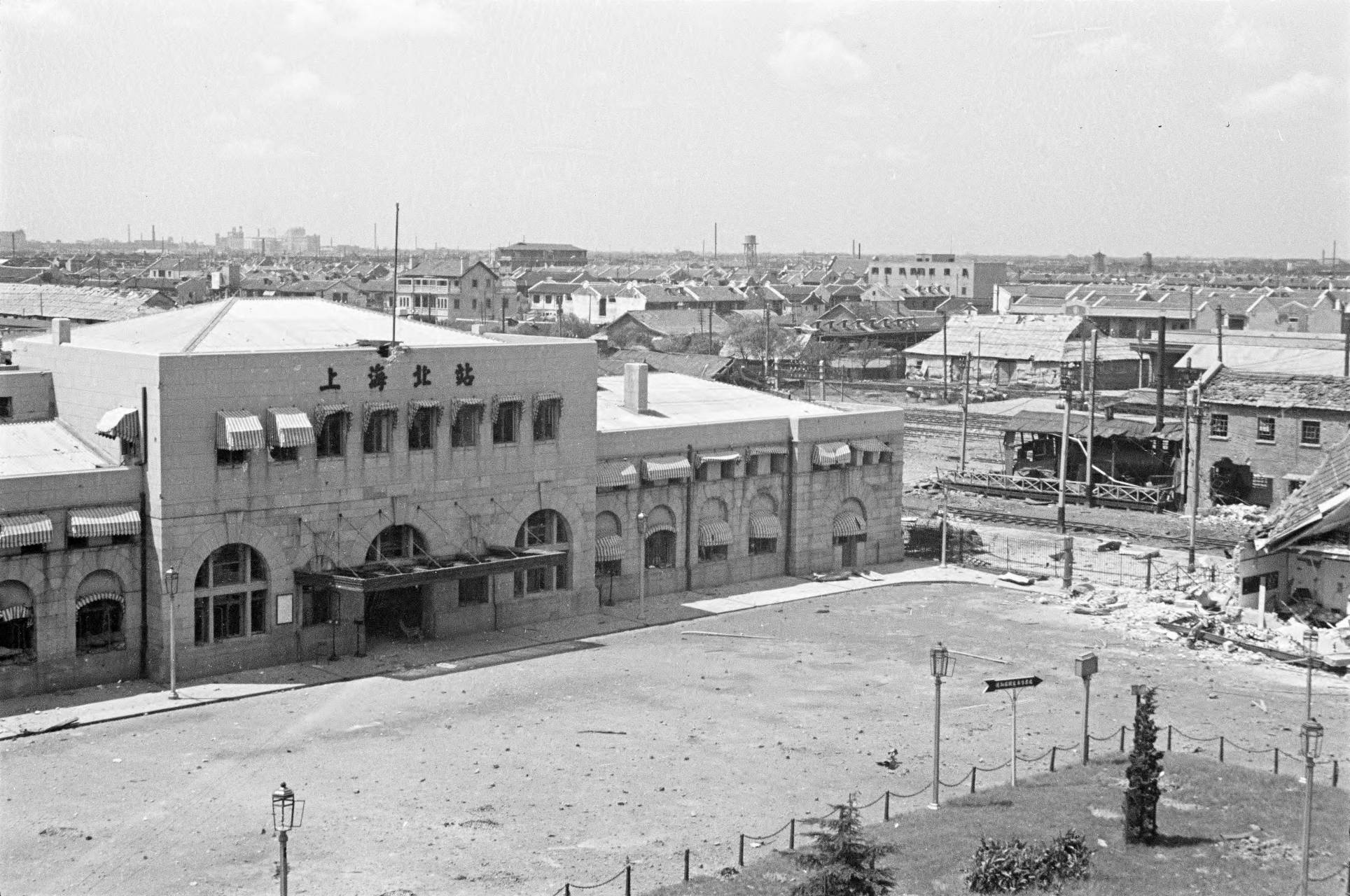 1937年上海,刚经历过一次激烈战斗的上海北站,车站被严重破坏,不过
