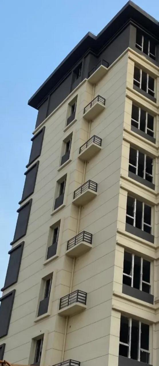 这空调外机位…认真的?也不知道开发商咋想的,安装师傅是要飞过去吗?