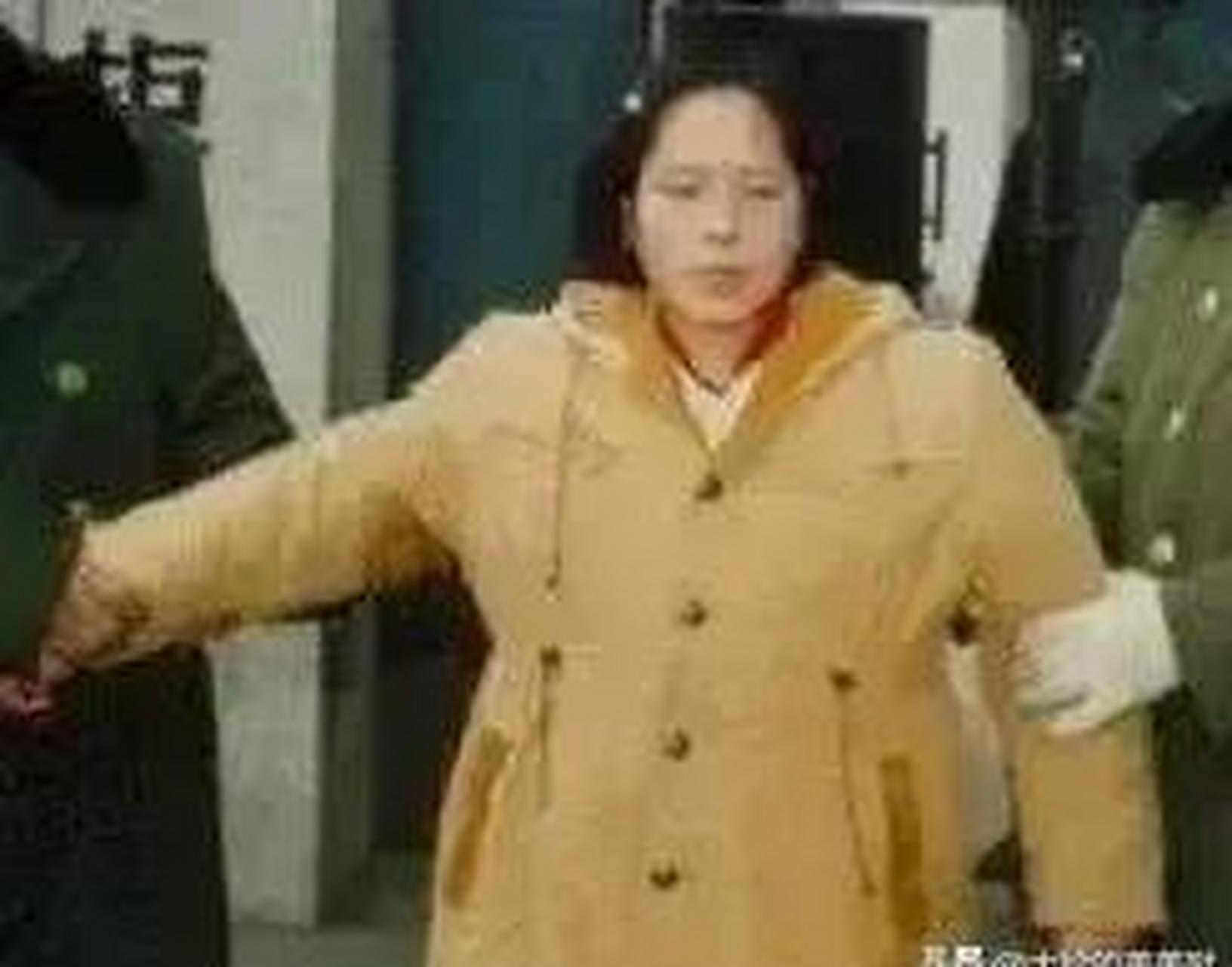 她穿着黄色外套,脸色苍白,无力反抗,估计是早就吓傻了.