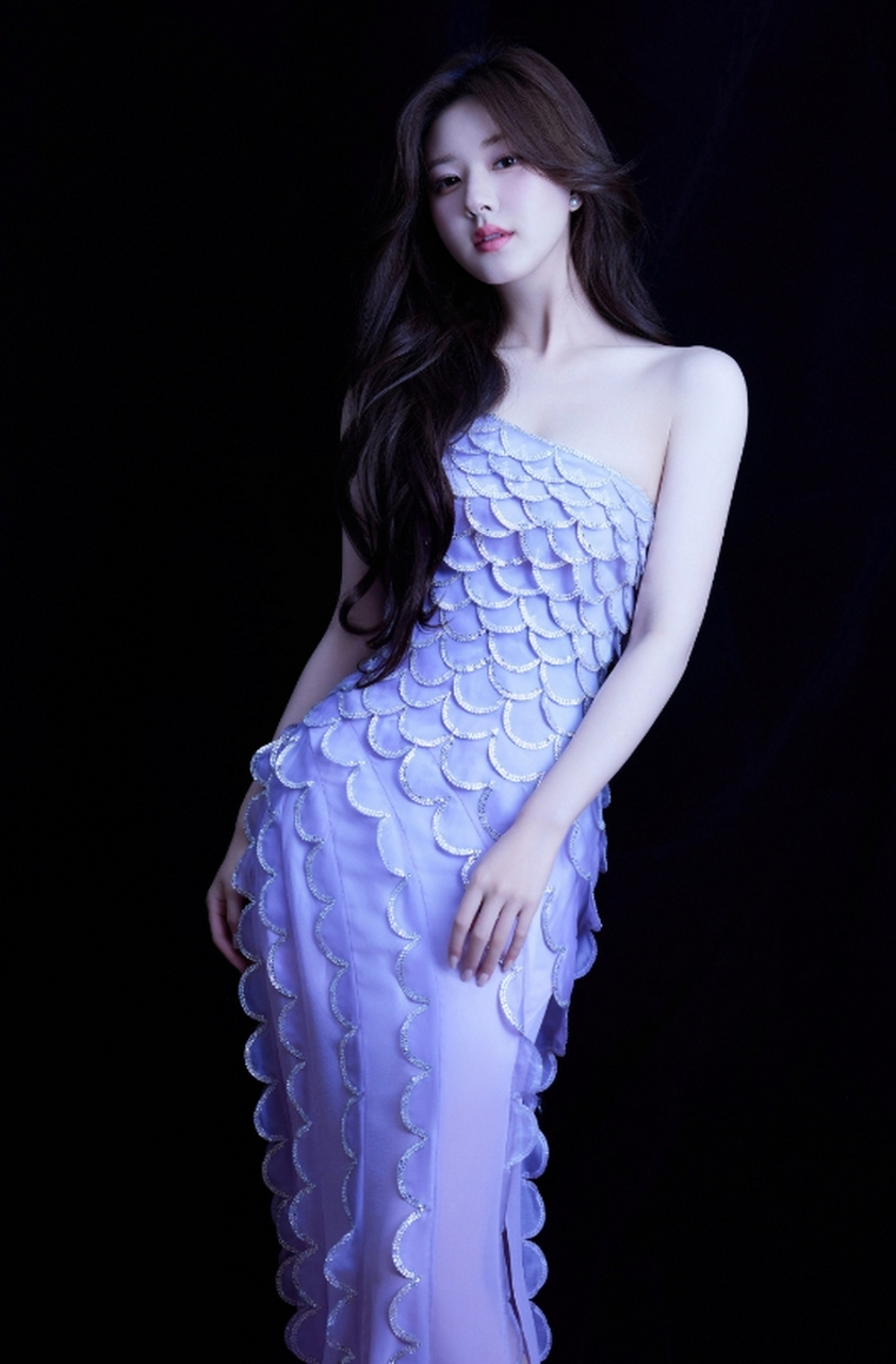 甜美优雅,俏丽多姿的#赵露思# 一袭紫色美人鱼礼服,波光粼粼,轻香萦绕
