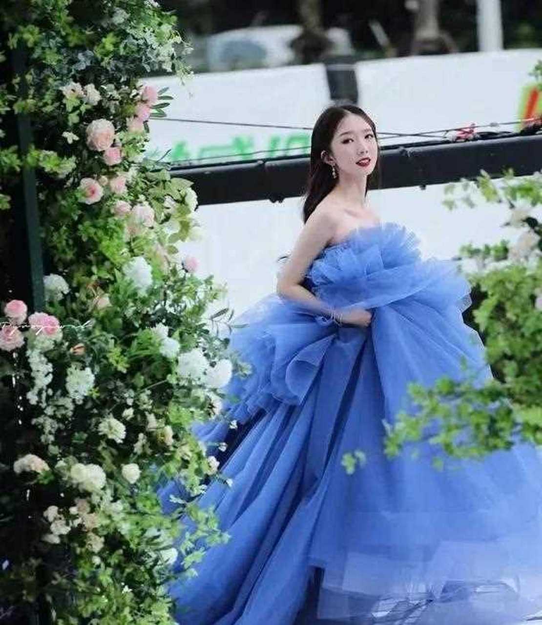 【有一种美叫孟美岐,穿蓝色蓬蓬纱裙大秀锁骨,妩媚又高级】 自从火箭