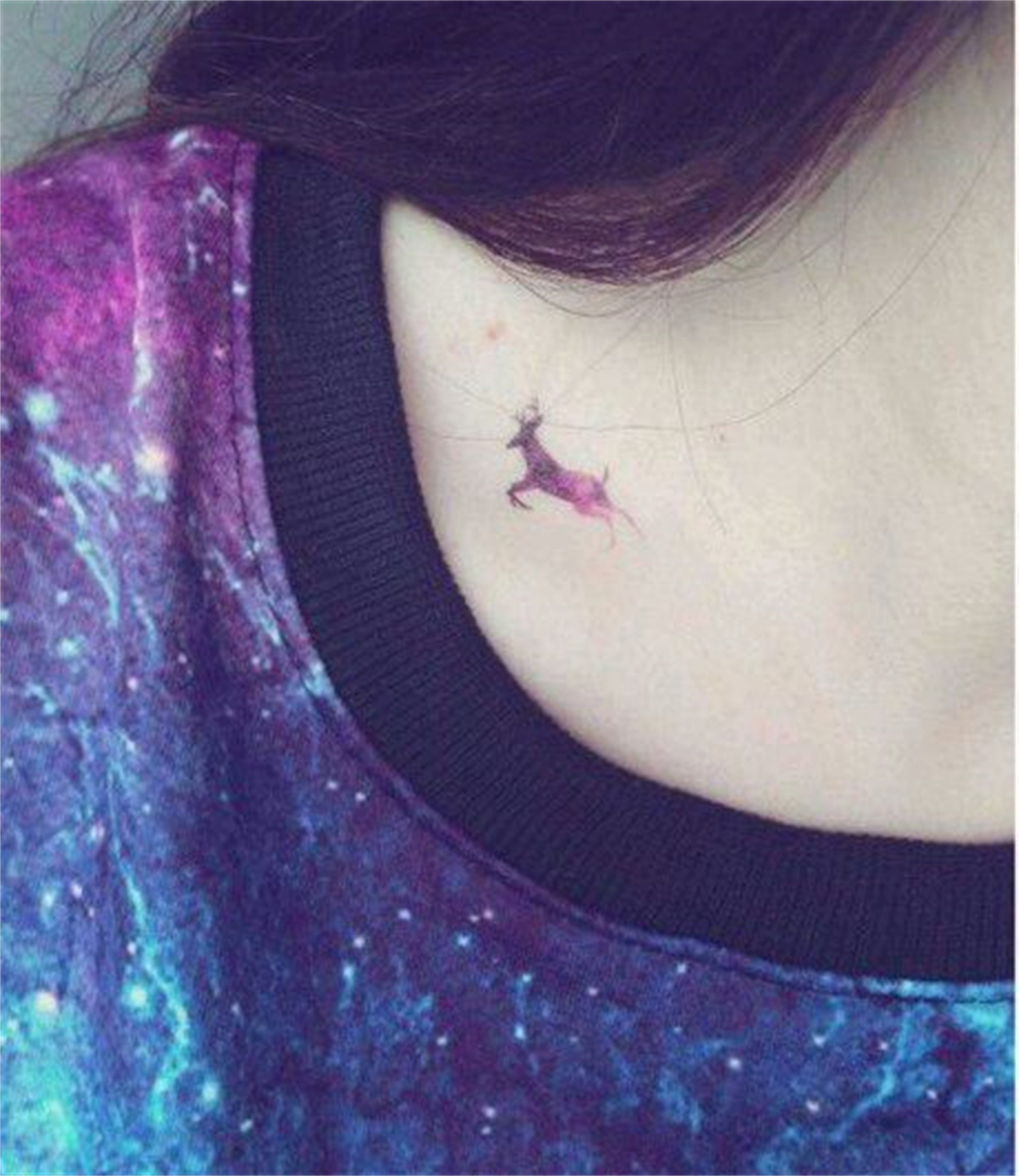 天上鲤鱼斑,明日晒谷不用翻.