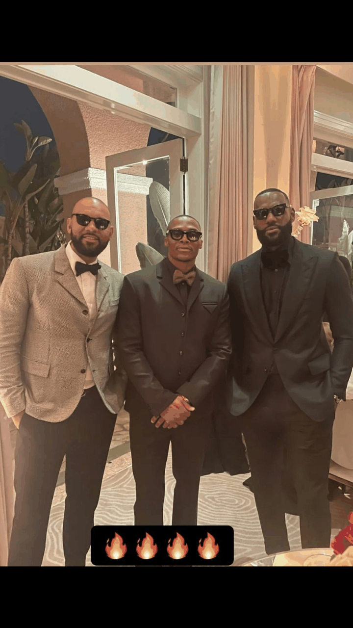 独行侠助理教练杜德利和湖人两大全明星合影.