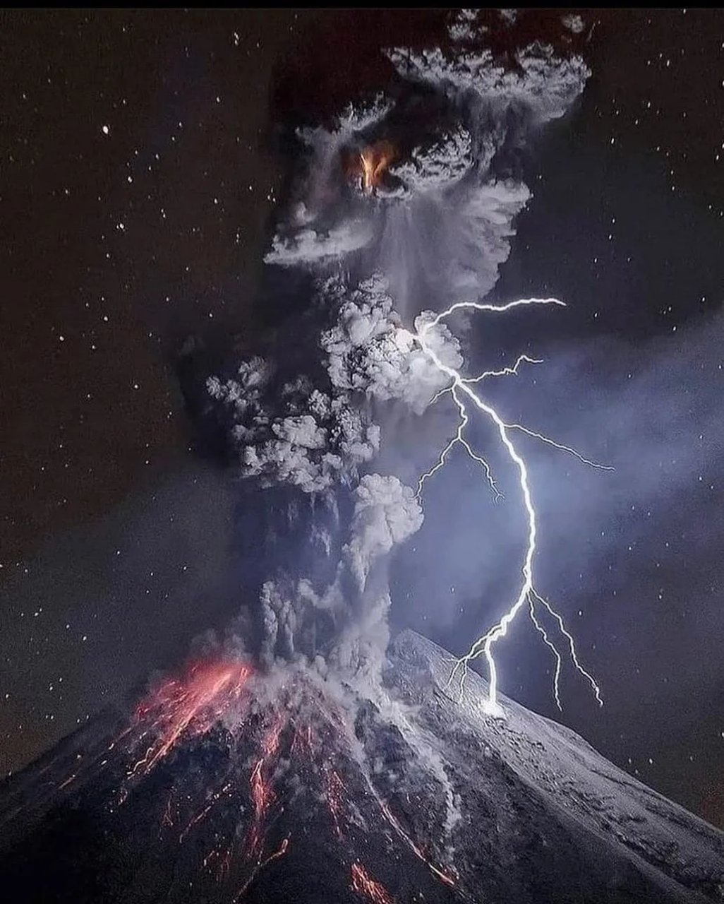 墨西哥科利马火山喷发,这才是标准的天雷战地火.