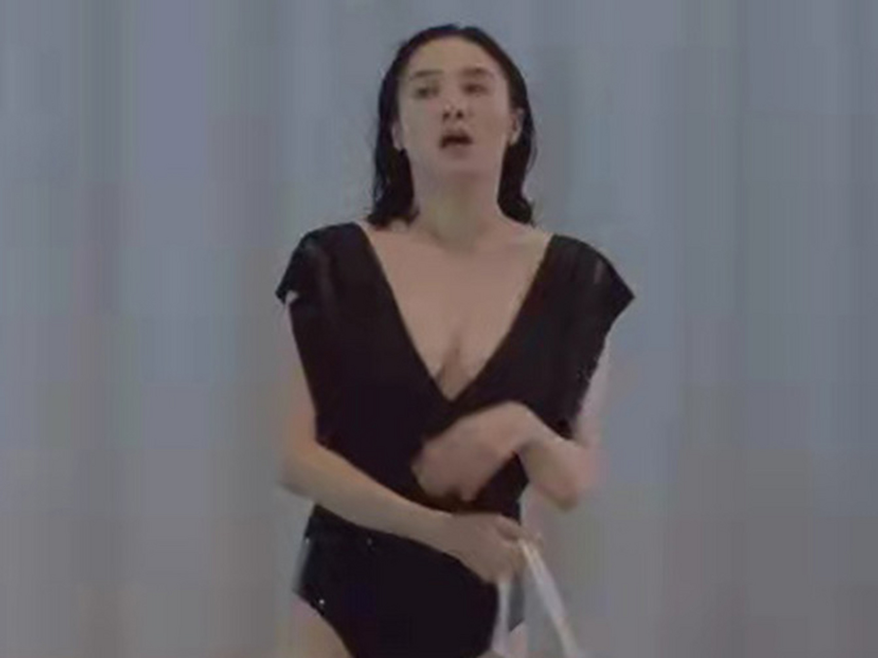 宋佳# 宋佳游泳的视频曝光,穿黑色泳姿优雅大气,侧身曲线羡煞旁人