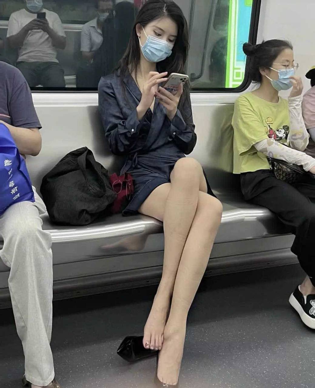 对于在公共场合脱鞋你怎么看?[偷笑]