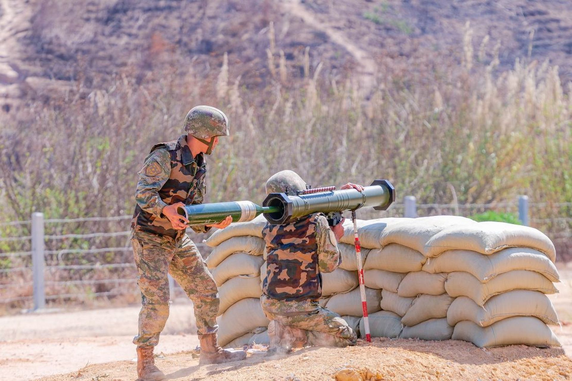 近日,第75集团军某旅组织官兵使用单兵火箭筒进行实弹射击训练.