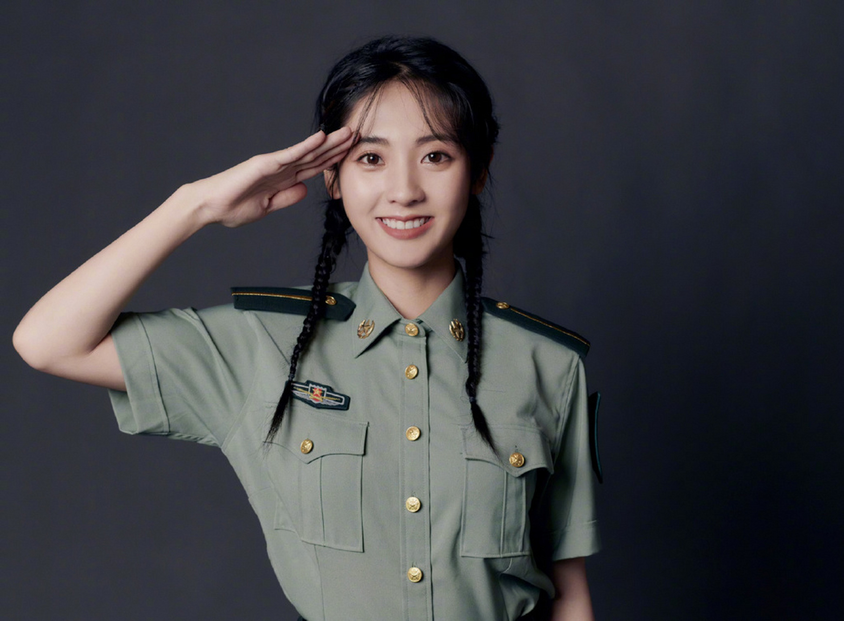 邢菲军装造型,一身军装麻花辫,英气十足.