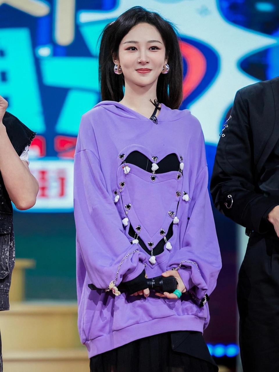 杨紫你好星期六穿搭 紫色连帽卫衣搭配黑色短裙和马丁靴, 甜美俏皮.