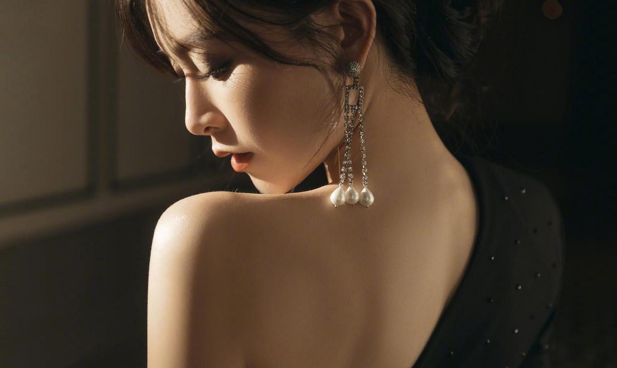 文咏珊活动造型 身着黑色斜肩长裙勾勒身材,展露漂亮的肩颈线条,加上