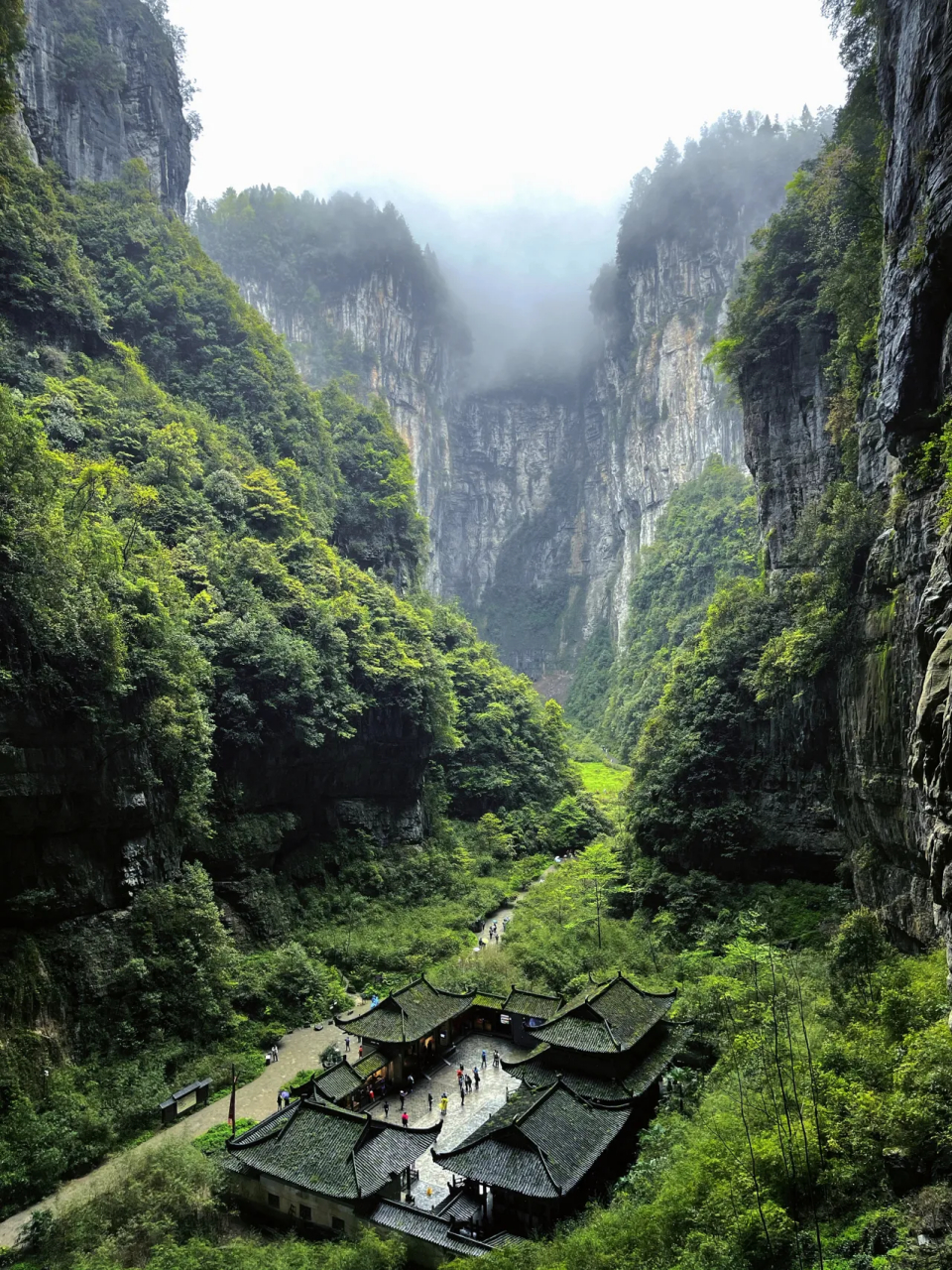 武隆天生三桥属于典型的喀斯特地貌,是由天龙桥,青龙桥,黑龙桥三座