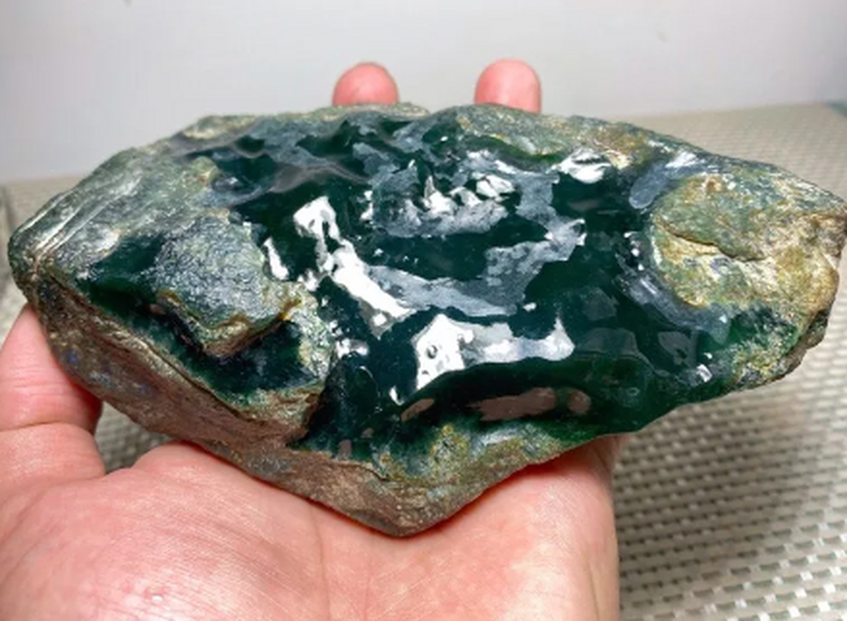 点击头像看直播##翡翠原石#莫西沙高冰老蓝水,850克,整个脱沙,双面开