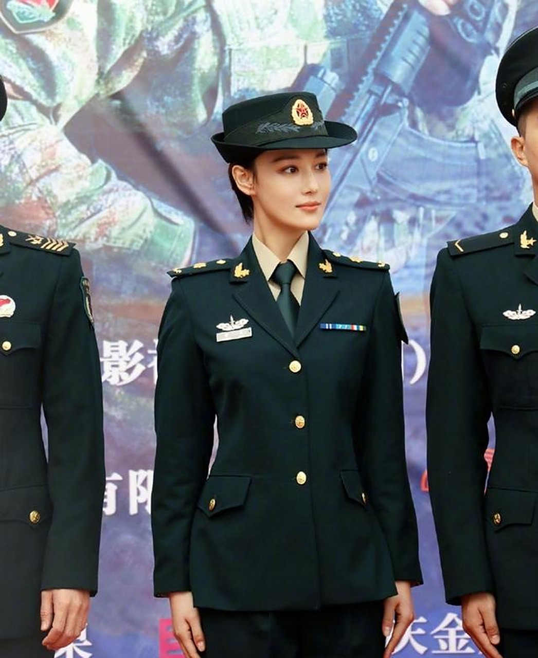 张馨予亲自讲述了何捷爷爷的英雄事迹,她亲切称呼何捷的爷爷为丈夫的