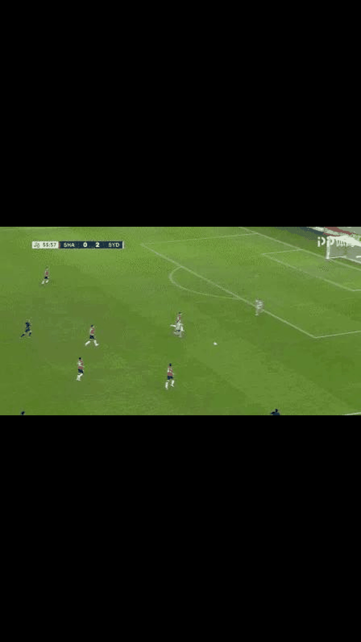 gif创作人# 有钱的傅欢讽刺球迷只能挤地铁,降薪后他会不会也去挤