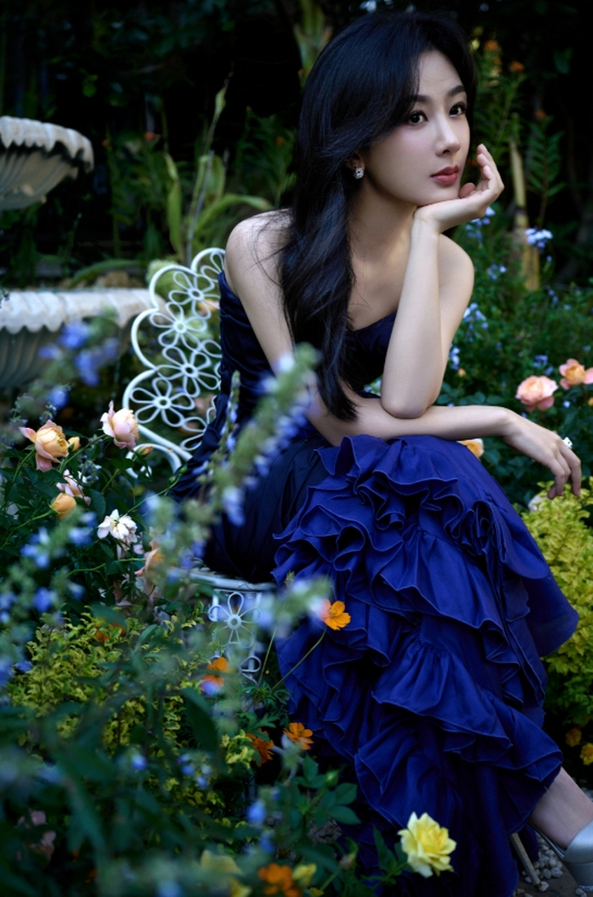 妩媚多姿的#杨紫# 肤白貌美的容颜,窈窕曼妙的身材,丰满傲人的事业线