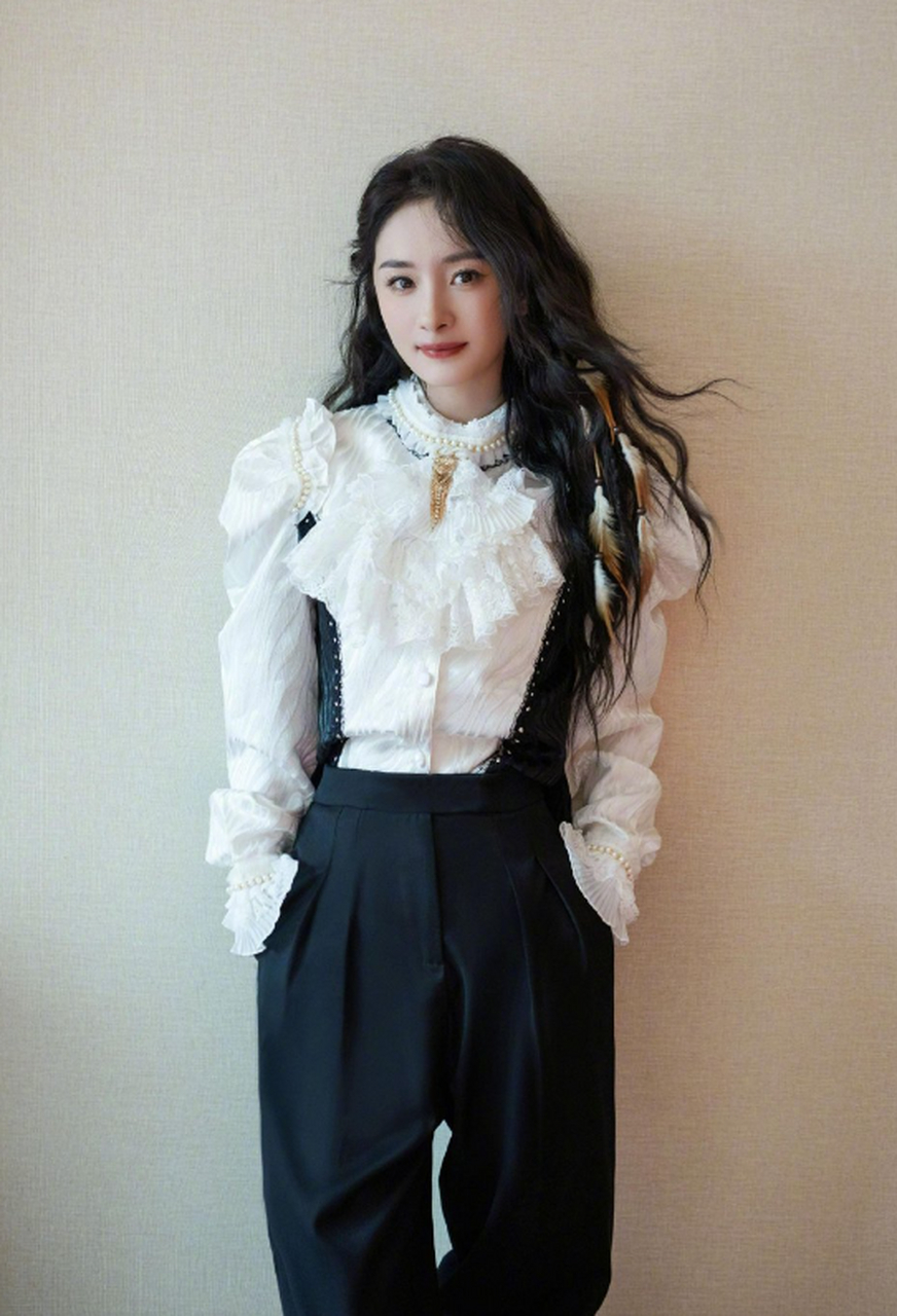 杨幂在《密逃》中,身穿白色复古宫廷风衬衫,搭配黑色西