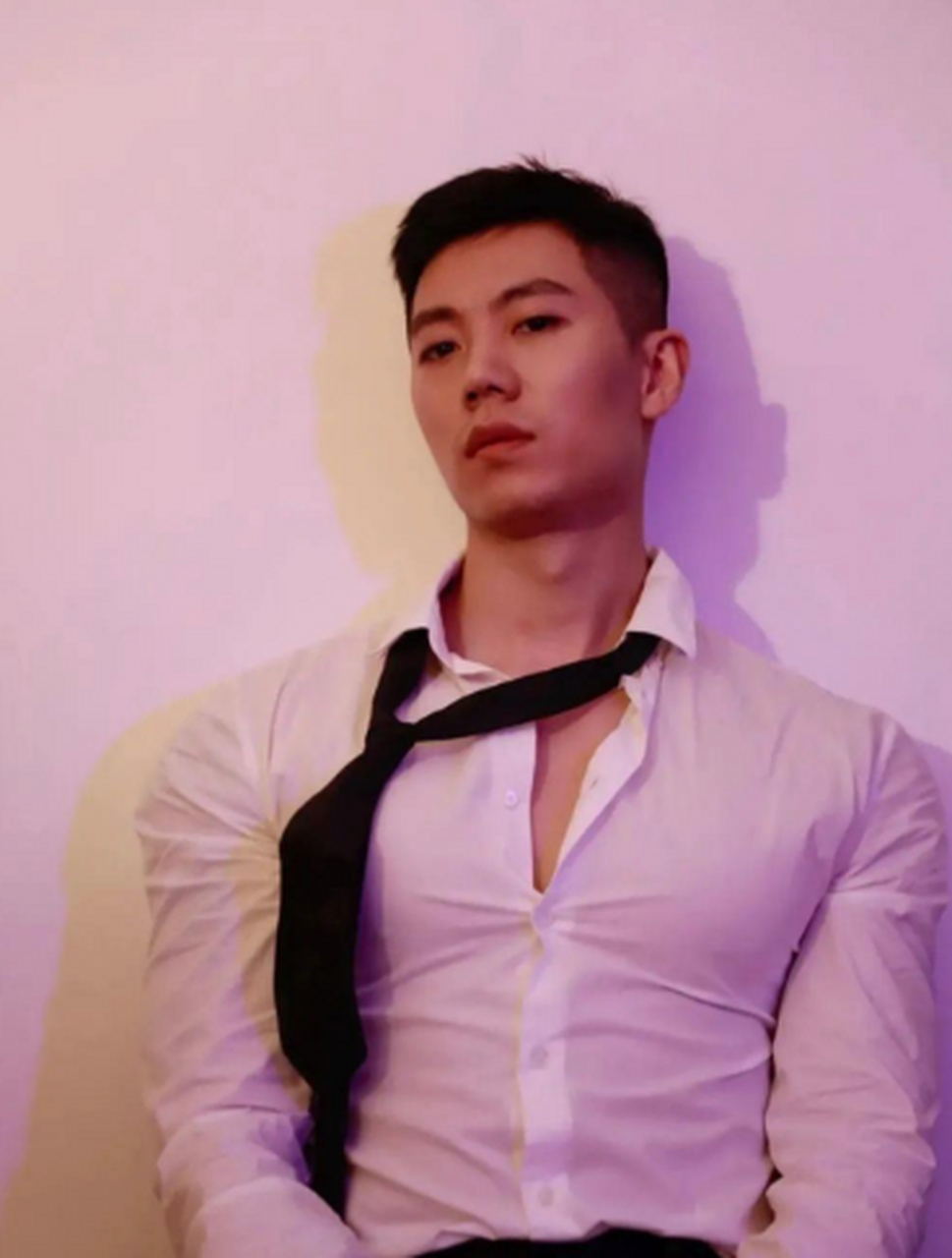 白衣衬衫肌肉男,肌肉感爆棚,没想到西装上的领带还可以这样玩