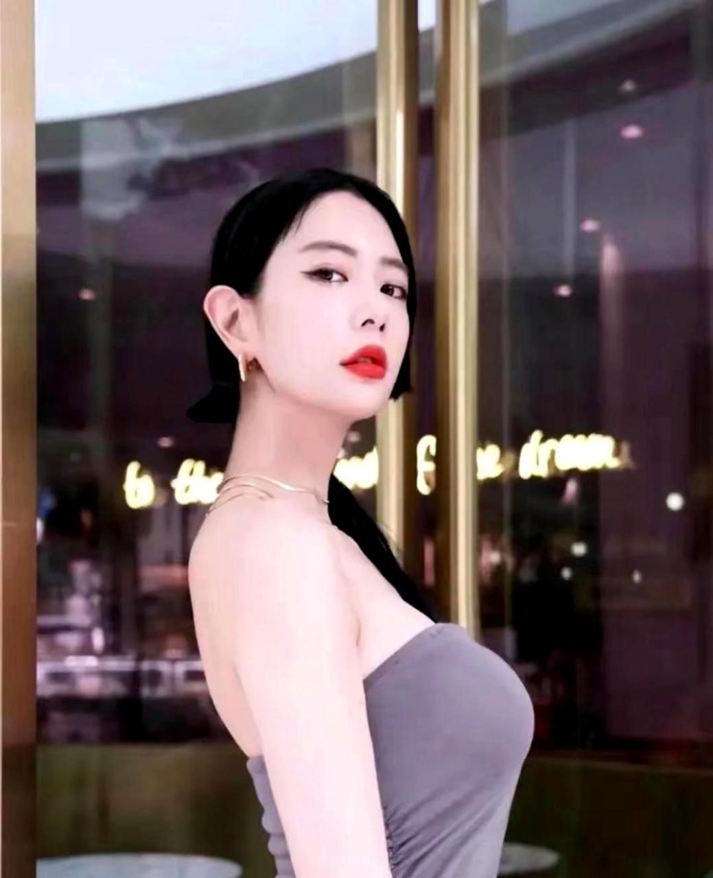 克拉拉身材前凸后翘,穿搭火辣性感,堪称完美.