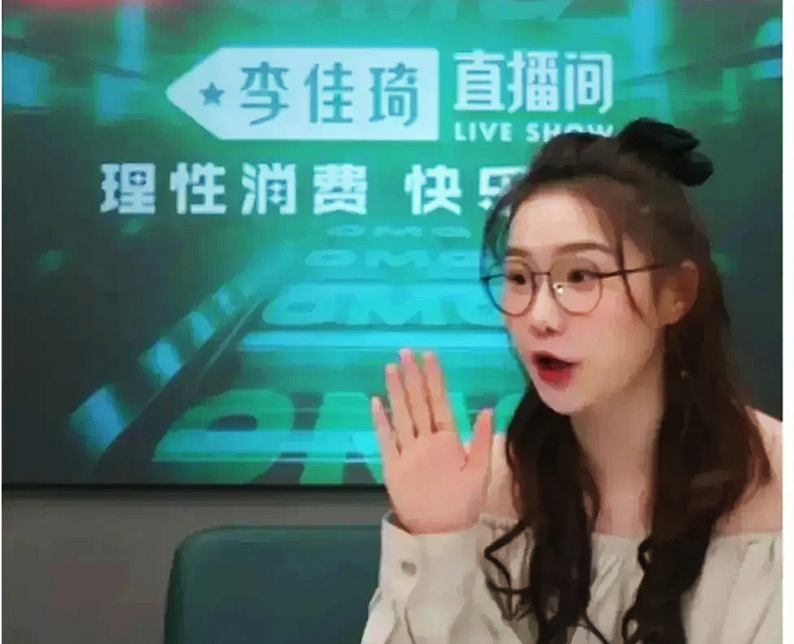 李佳琦女助理旺旺月薪30万,年薪400万.这就是顶流带来的周边商业价值.
