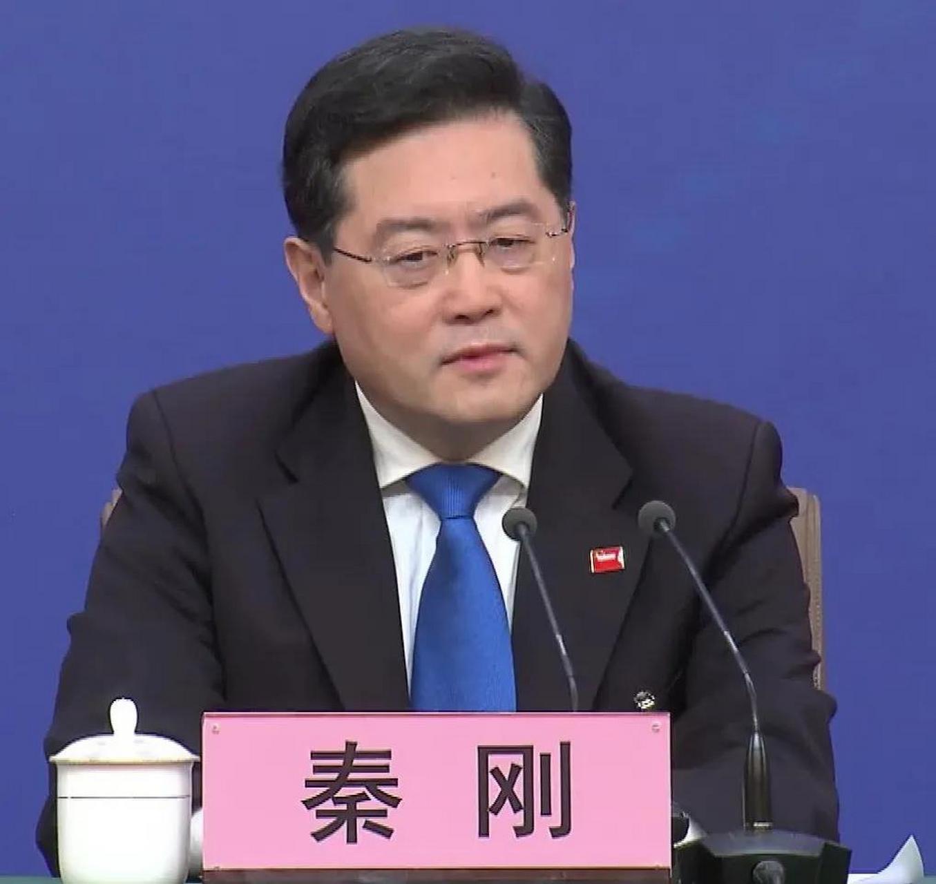 秦刚外长太厉害了!西方媒体这幅图片透露了一个他的秘密!我们的国务委